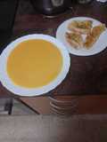 Vichyssoise de calabaza, boniato y zanahoria con tostas de pan de ajo
