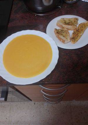 Una foto de Vichyssoise de calabaza, boniato y zanahoria con tostas de pan de ajo
