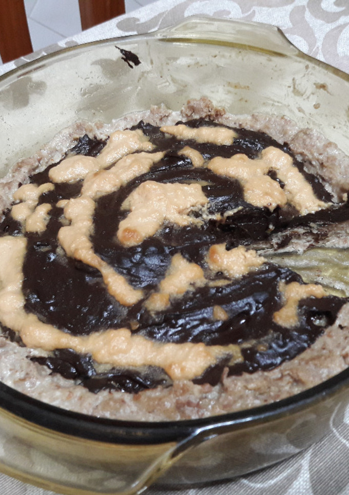 Una foto de Tarta de algarroba rústica sin horno, sin gluten y vegana 🥧