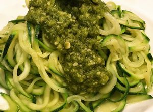 Una foto de Spaghetti zucchini o espaguetis de calabacín al Pesto