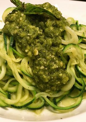 Una foto de Spaghetti zucchini o espaguetis de calabacín al Pesto