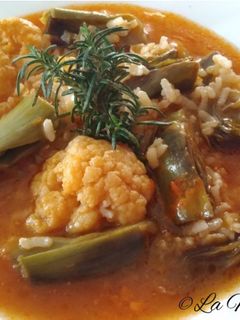 Una foto de Arroz caldoso con alcachofas y coliflor