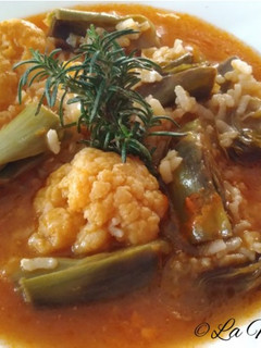 Una foto de Arroz caldoso con alcachofas y coliflor