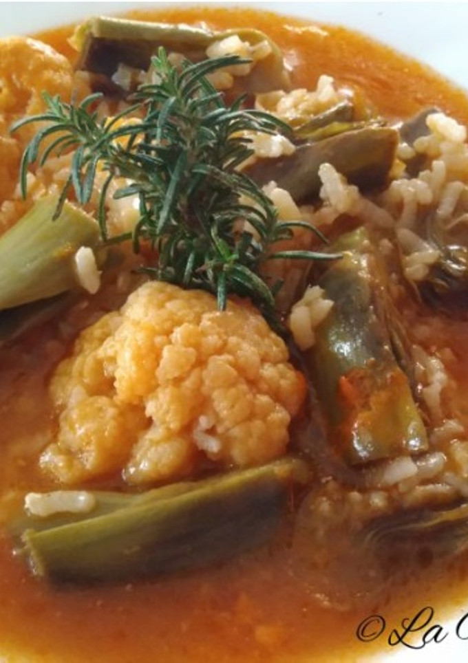 Una foto de Arroz caldoso con alcachofas y coliflor