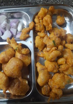 ડુંગળી નાં ભજીયા (Dungri Bhajiya Recipe In Gujarati) રેસીપી મુખ્ય ફોટો
