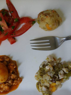 Una foto de Jitomate al cilantro, albóndigas de camote, picadillo con nopal y quelites, papas con cerdo