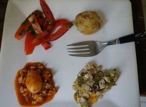 Una foto de Jitomate al cilantro, albóndigas de camote, picadillo con nopal y quelites, papas con cerdo