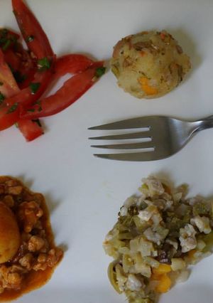 Una foto de Jitomate al cilantro, albóndigas de camote, picadillo con nopal y quelites, papas con cerdo
