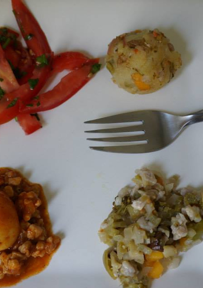 Una foto de Jitomate al cilantro, albóndigas de camote, picadillo con nopal y quelites, papas con cerdo