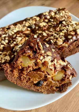 Une photo de Cake aux pommes à la cannelle et à la purée de noisettes Omie, sans œufs et sans lactose