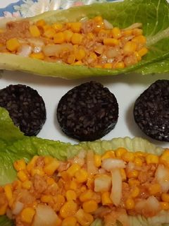 Una foto de Barquitas de lechuga y morcilla de Burgos en airfryer