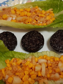 Una foto de Barquitas de lechuga y morcilla de Burgos en airfryer