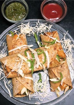 વેજ ચીઝ ફ્રેન્કી (Veg Cheese Frankie Recipe in Gujarati) રેસીપી મુખ્ય ફોટો