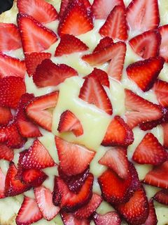 Una foto de Tarta de frutillas con masa y pastelera al microondas