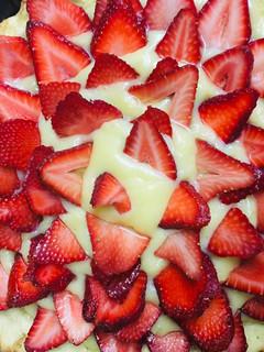 Una foto de Tarta de frutillas con masa y pastelera al microondas