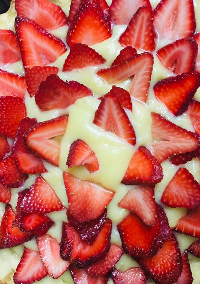 Una foto de Tarta de frutillas con masa y pastelera al microondas