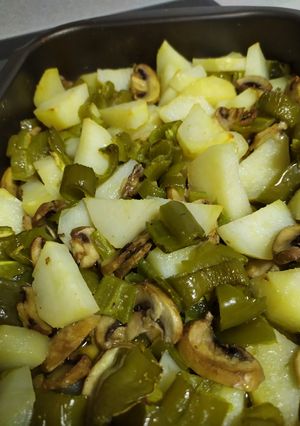 Una foto de Champiñones con patata y pimiento verde