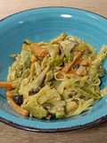 Noodles de arroz con setas y verduras en salsa de soja y especias Ras el Hanout