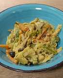 Noodles de arroz con setas y verduras en salsa de soja y especias Ras el Hanout