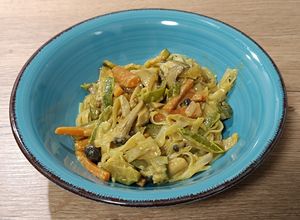 Una foto de Noodles de arroz con setas y verduras en salsa de soja y especias Ras el Hanout
