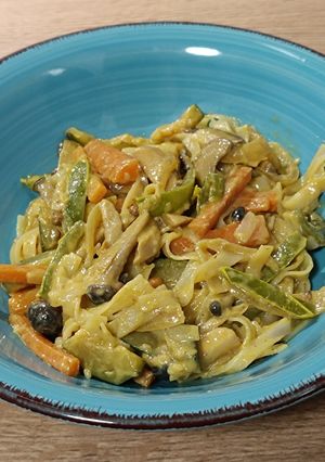 Una foto de Noodles de arroz con setas y verduras en salsa de soja y especias Ras el Hanout
