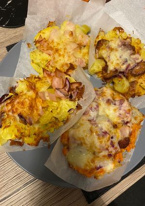 Krumplis sült, kolbásszal sajttal besütve recept fotója