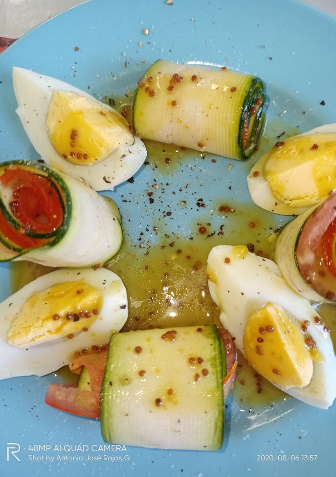 Una foto de Popietas de calabacín con carpaccio de tomate