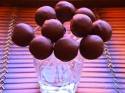Una foto de cake pops sin horno
