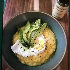 A picture of Aguacate y Huevos con Onda.