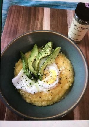 A picture of Aguacate y Huevos con Onda.