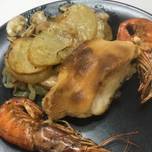 Lomo de bacalao gratinado con cama de cebolla, patata, almejas y gambas