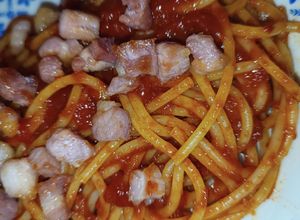 Foto di Spaghetti al pomodoro con pancetta dolce