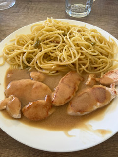 Una foto de Solomillo a la pimienta y spaghetti aglio olio e peperoncino