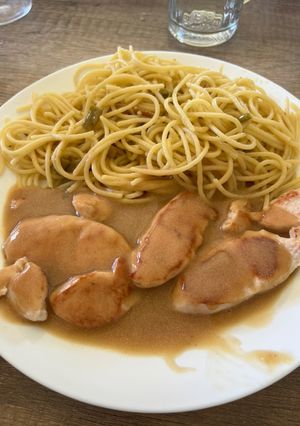 Una foto de Solomillo a la pimienta y spaghetti aglio olio e peperoncino