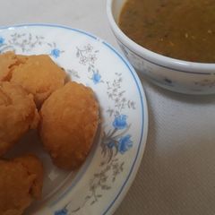A picture of Street style Ladu Peethiyoun walay With Tamarind and apricot Sauce..