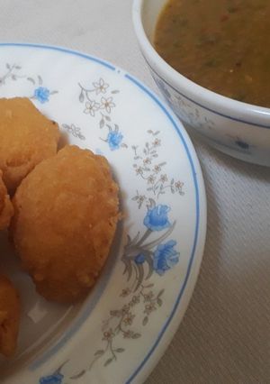 A picture of Street style Ladu Peethiyoun walay With Tamarind and apricot Sauce..