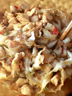 Una foto de Noodles de arroz con pechuga de pollo y verduras