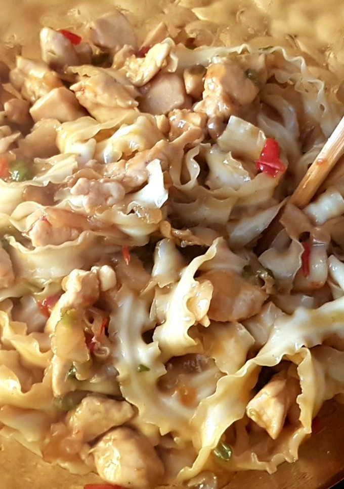 Una foto de Noodles de arroz con pechuga de pollo y verduras