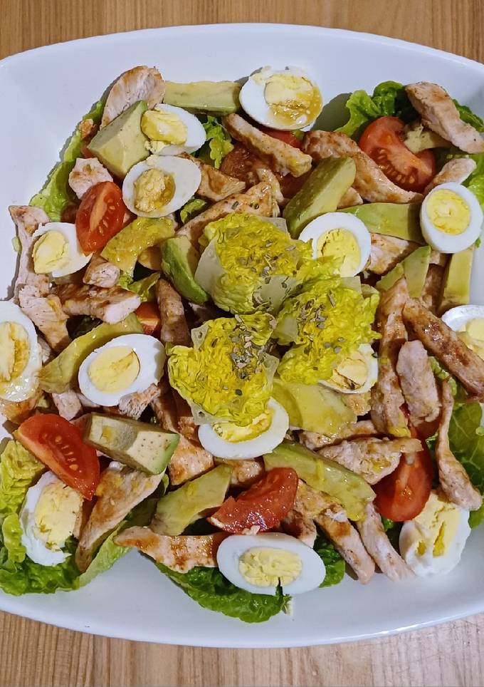 Салат з курячими стріпсами-гриль