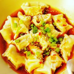 A picture of Spicy(er) pork wonton soup.
