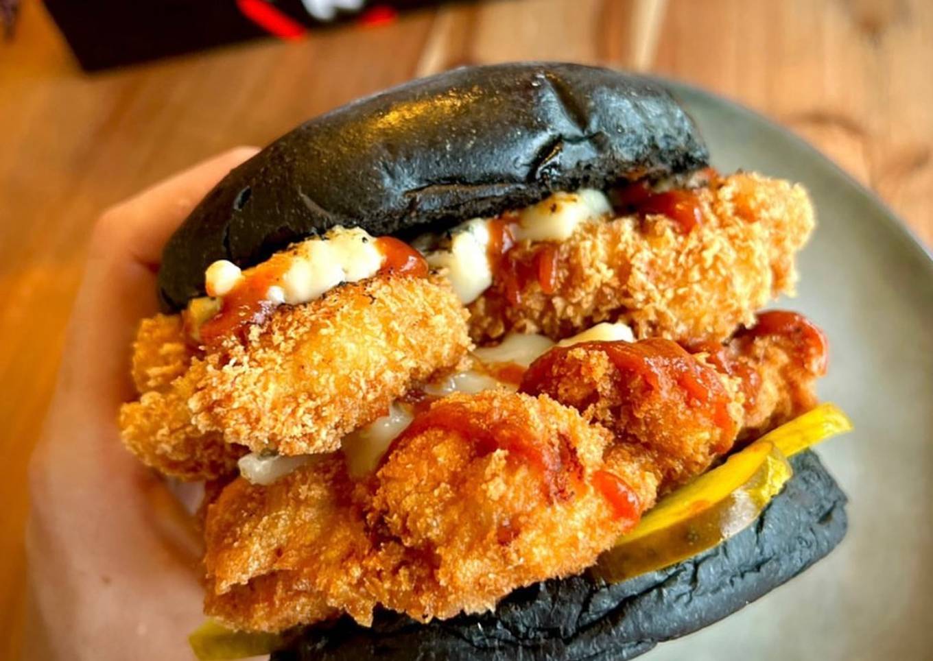 Doble Chicken burger con Sriracha y Queso azul