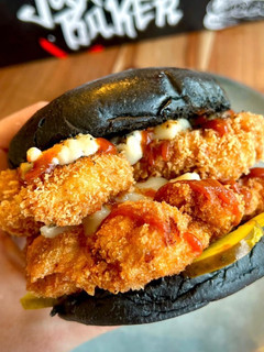 Una foto de Doble Chicken burger con Sriracha y Queso azul