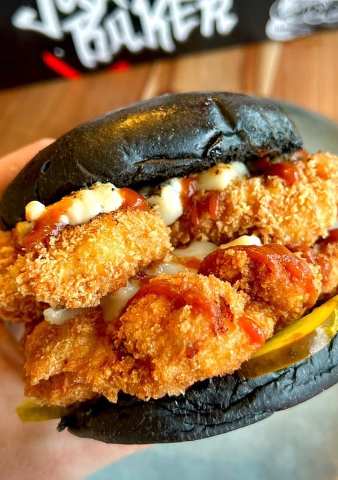 Una foto de Doble Chicken burger con Sriracha y Queso azul