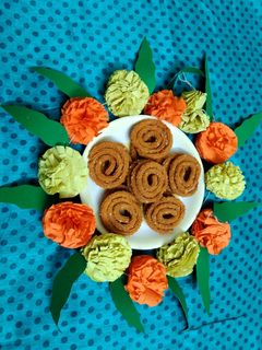 रवा तांदळाच्या कुरकुरीत चकल्या (Rava Tandlachi Chakli Recipe In Marathi) रेसिपी चे मुख्य फोटो