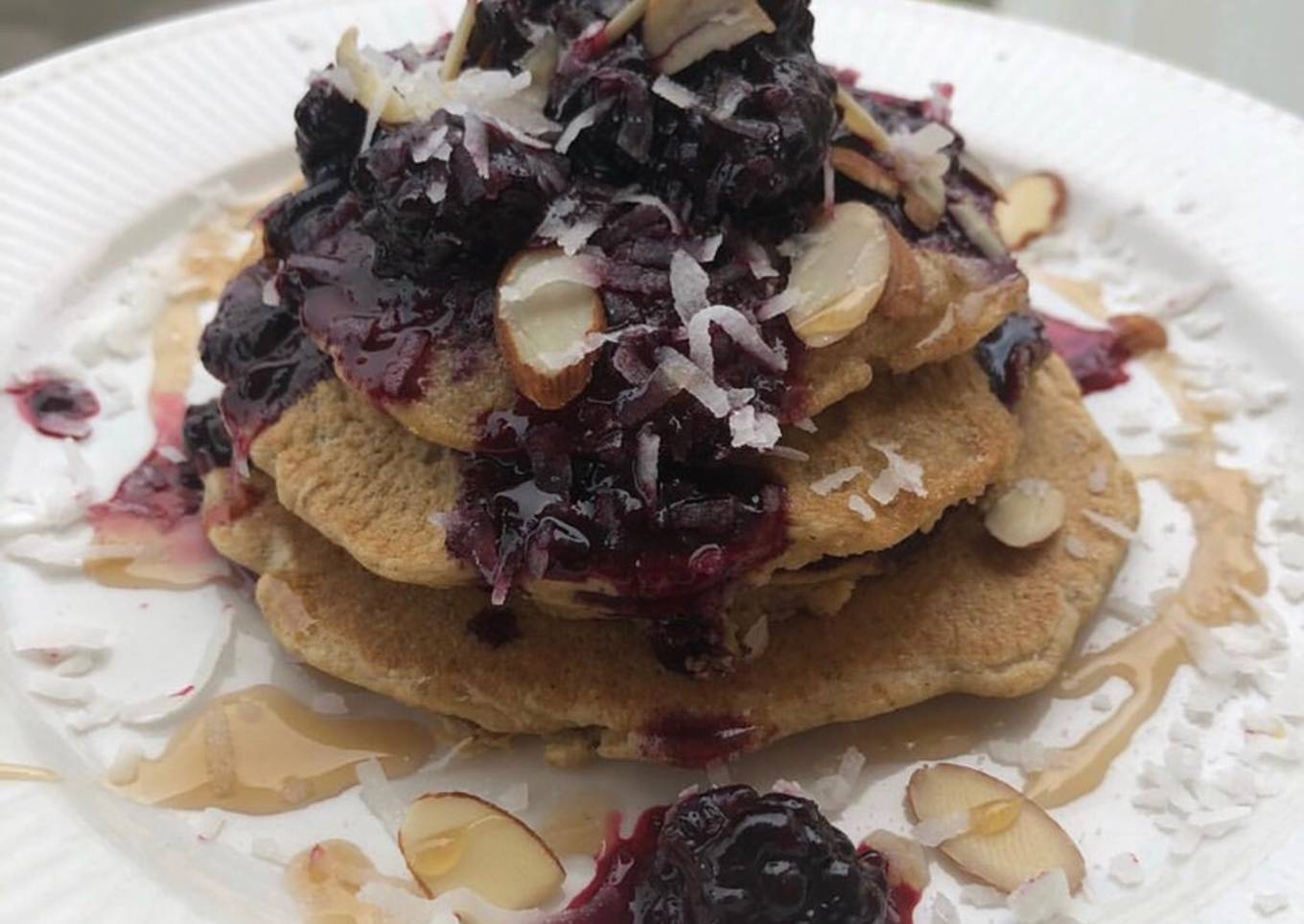 Panqués de avena y mermelada de blueberry