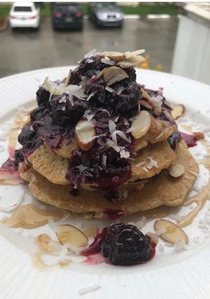 Una foto de Panqués de avena y mermelada de blueberry