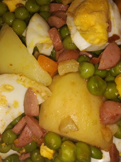 Una foto de Guisantes al ajo arriero con salchichas