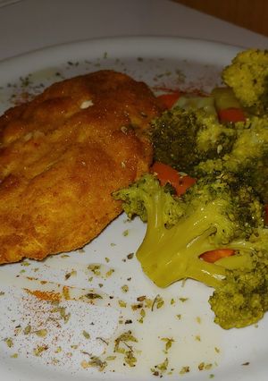 Una foto de Pechuda de pollo rellena jamón york y queso de mahón