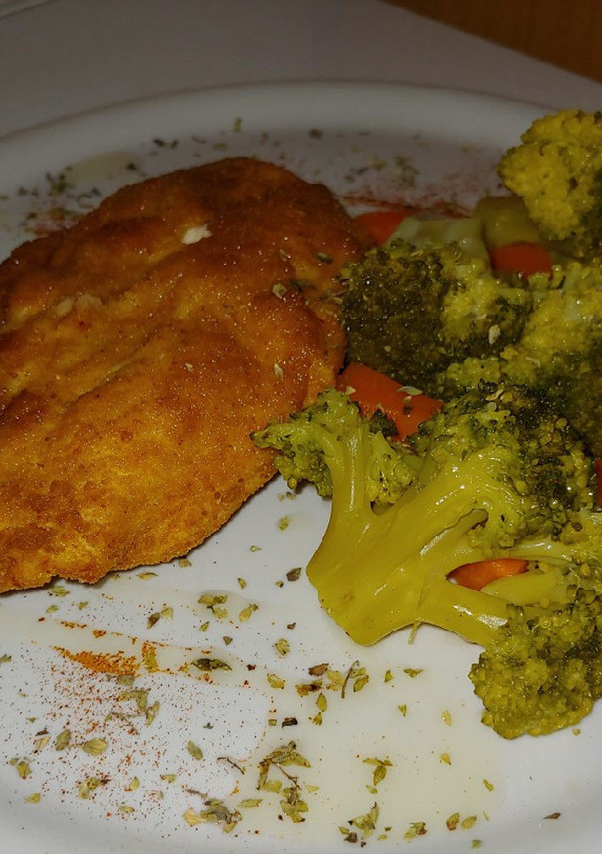 Una foto de Pechuda de pollo rellena jamón york y queso de mahón