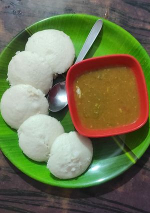 इडली सांबार (Idli Sambar Recipe In Marathi) रेसिपी चे मुख्य फोटो 